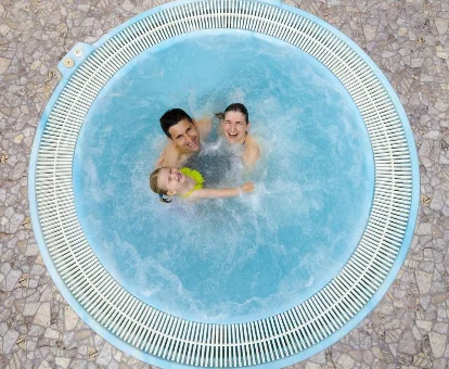 Foto del jacuzzi familiar que se encuentra en el jardín de la Finca Liarte