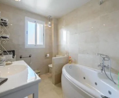 Foto del baño con jacuzzi de la Finca Rosita 
