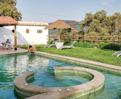 Foto de la piscina con jacuzzi de la casa Five-Bedroom Holiday Home in Iznajar