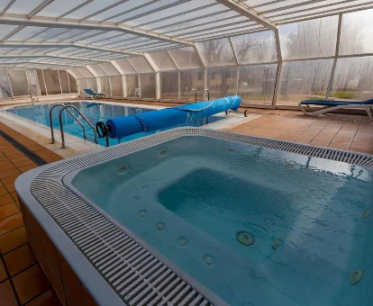 Foto del jacuzzi y la piscina del FONDUQ Hotel Rubielos