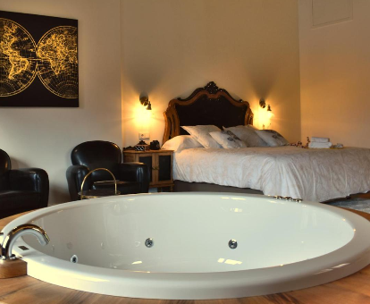 Foto de una habitación con bañera de hidromasaje al lado de la cama de la casa Gandarela Turismo Rural