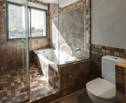 Foto de la bañera de hidromasaje que se encuentra en la villa Gandia Confort