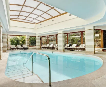 Foto de la piscina cubierta con tumbonas del spa que se encuentra en el Grupotel Nilo & Spa 
