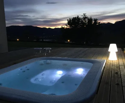 Foto del jacuzzi de exterior de Hemingway casa rural Kanala 
