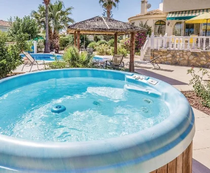 Foto del jacuzzi que se encuentra en el jardín de la casa Holiday home C/Breten