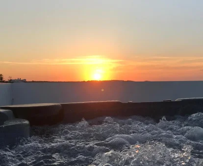 Foto del jacuzzio con precisas vistas al amanecer de la casa HOMEnFUN Menorca Punta Grossa 

