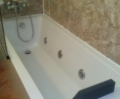 Foto de la bañera de hidromasaje que se encuentra en el Hostal Suetxe
