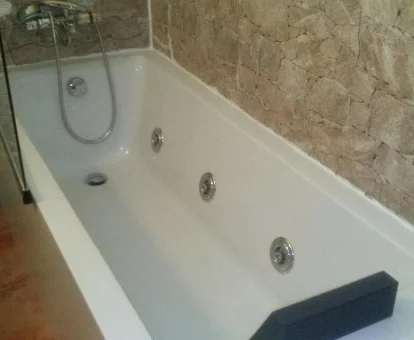 Foto de la bañera de hidromasaje que se encuentra en el Hostal Suetxe 
