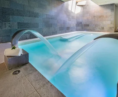 Foto de la piscina cubierta con cascadas del Hostal Trainera 
