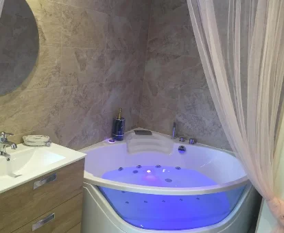 Foto de la bañera de hidromasaje con lucez ambientales de la Hostería Las Fuentes 
