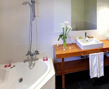 Foto de la bañera de hidromasaje que se encuentra en el baño del Hotel El Mirador de Ordiales

