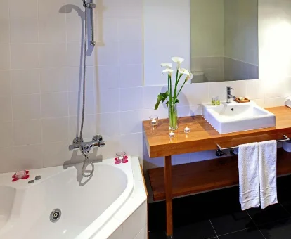 Foto de la bañera de hidromasaje que se encuentra en el baño del Hotel El Mirador de Ordiales 
