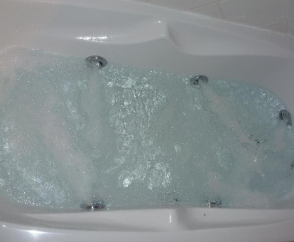 Foto de la bañera de hidromasaje con chorros de agua del Hotel Galaroza Sierra