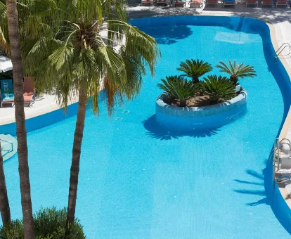 Foto de la piscina con una pequeña isla en el centro del Hotel Ivory Playa Sports & Spa 
