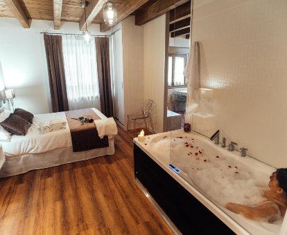 Foto de la habitación con bañera de hidromasaje que se encuentra en el Hotel Rural Pinares de Soria (Alquiler íntegro)