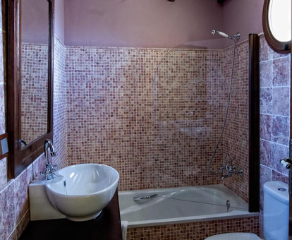 Foto del baño con bañera de hidromasaje del Hotel Rural Rijoma