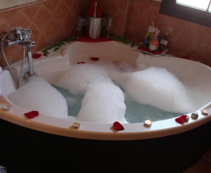 Foto de la bañera de hidromasaje con espuma que se encuentra en el Hotel Rural Valle del Turrilla - Cazorlatur