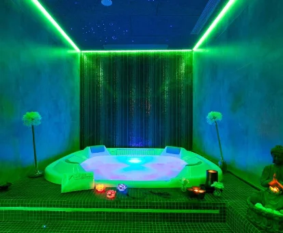 Foto del jacuzzi con luces que se encuentra en el Hotel Spa Gametxo 
