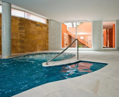 Foto de la piscina cubierta con jacuzzi del Hotel Spa Sagitario Playa 
