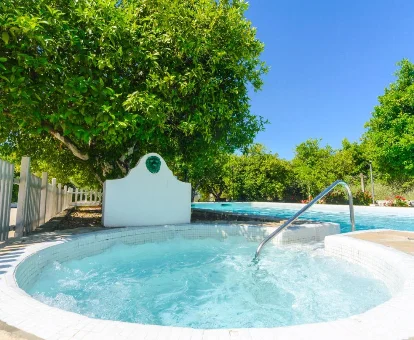 Foto del jacuzzi exterior de la casa Huerta la Pimentada 