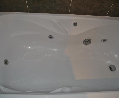 Foto de la bañera de hidromasaje que se encuentra en el apartamento Huertas de la Alameda