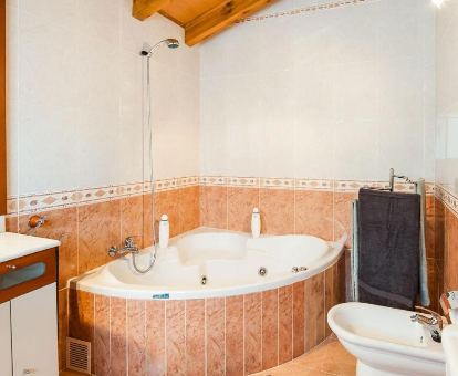 Foto de la bañera de hidromasaje que se encuentra en la casa Inviting Holiday Home in Leitza with Jacuzzi
