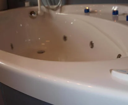 Foto de la bañera de hidromasaje que se encuentra en La Cabaña del Abuelo de Selaya 

