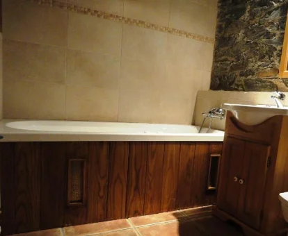 Foto de la bañera de hidromasaje que se encuentra en La Cabanya de Cal Forn de Serrat 
