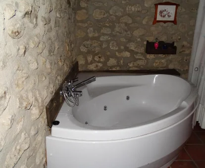 Foto de la bañera de hidromasaje de la casa La Cantonera 
