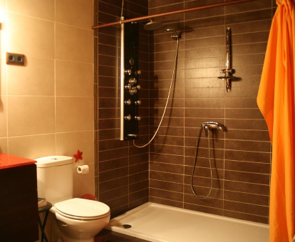 Foto de la ducha de hidromasaje que se encuentra en La Casa de los Gatos