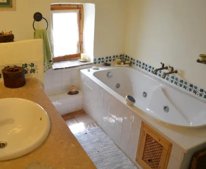 Foto de la bañera de hidromasjae que se encuentra en La Casa Del Teix