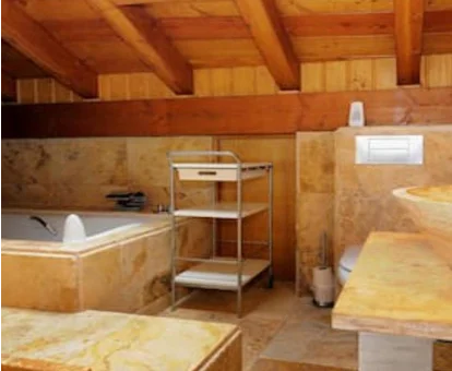 Foto del baño con jacuzzi de La casa roja cerca del Guggenheim 