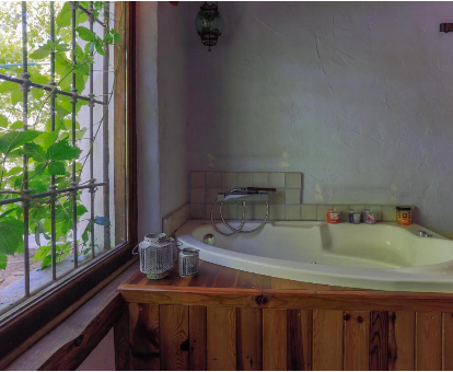 Foto de la bañera de hidromasaje con vistas de La Casita del Nogal