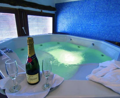 Foto del jacuzzi con champán de La Casona de Mahora