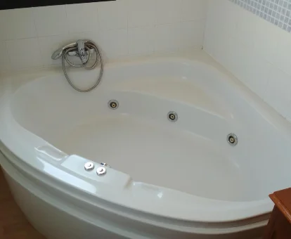 Foto de la bañera de hidromasaje que se encuentra en la casa La Era en Guara