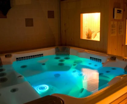 Foto del jacuzzi para4 personas que se encuentra en el centro de bienestar de los apartamentos La Erilla 
