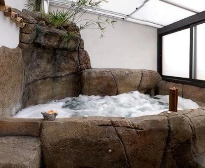 Foto del jacuzzi de roca que se encuentra en la casa La Llar D'aitana