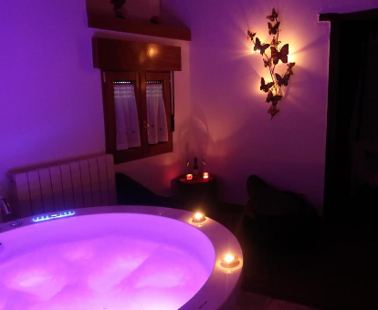 Foto de la bañera de hidromasaje con luces de la casa La Morada del Druida
