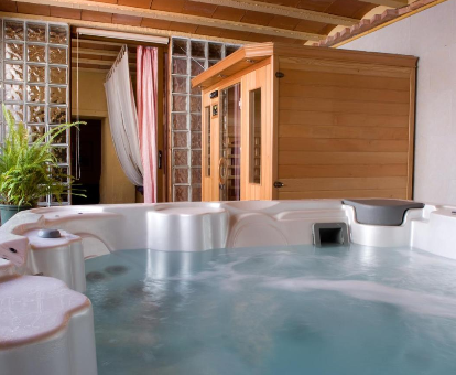 Foto del jacuzzi y la sauna que se encuentra en La Olivera Hotel Rural con piscina jacuzzi sauna gim y suites con bañera hidro