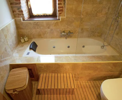 Foto de la bañera de hidromasaje de la casa rural La Tenadina 
