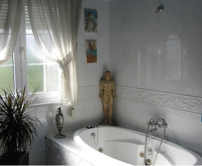 Foto de la bañera de hidromasaje que se encuentra en la casa La Torre del Indiano
