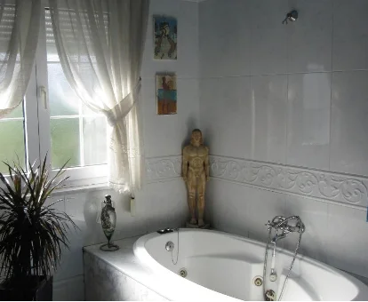 Foto de la bañera de hidromasaje que se encuentra en la casa La Torre del Indiano 
