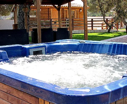 Foto del jacuzzi exterior de Las Cabañas del lago
