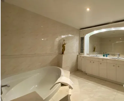 Foto del baño con bañera de hidromasaje de Las Casas de Sofía 