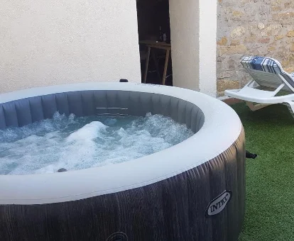 Foto del jacuzzi de exterior que se encuentra en la casa Las Tres Herraduras 
