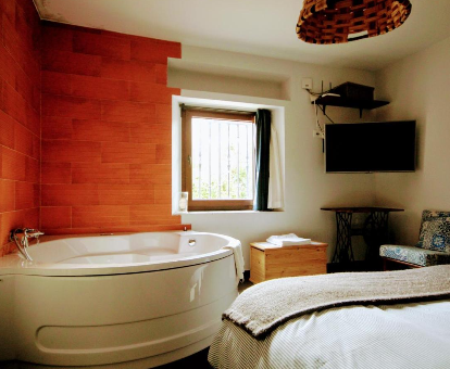 Foto de la habitación con bañera de hidromasaje de la casa Loboratorio Rural, La Casa de al Lado