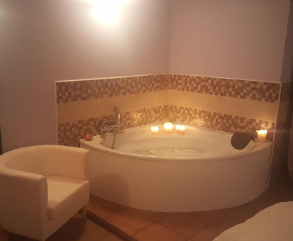 Foto de la bañera de hidromasaje con luces ambientales de la casa Loboratorio Rural-La Sonrisa del Aire