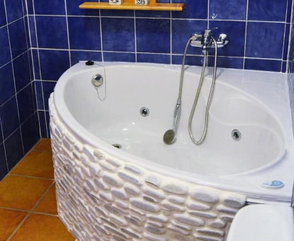 Foto de la bañera de hidromasaje que se encuentra en el baño de la casa rural Los Níscalos
