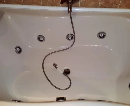 Foto de la bañera de hidromasaje vacía de la casa rural Madre Terra 
