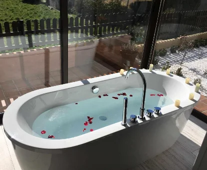 Foto de la bañera de hidromasaje de la casa Mar no Camiño